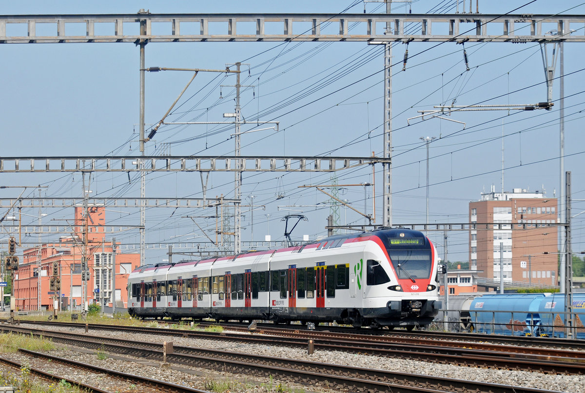 RABe 521 015, auf der S1, verlässt den Bahnhof Muttenz. Die Aufnahme stammt vom 28.08.2017.