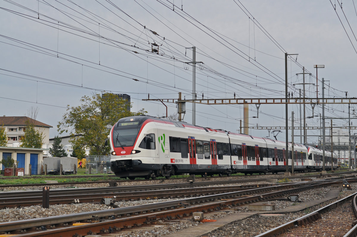 RABe 521 015, auf der S1, verlässt den Bahnhof Pratteln. Die Aufnahme stammt vom 28.10.2017.