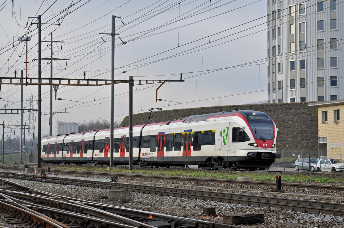RABe 521 015, auf der S1, fährt zum Bahnhof Pratteln. Die Aufnahme stammt vom 09.01.2018.