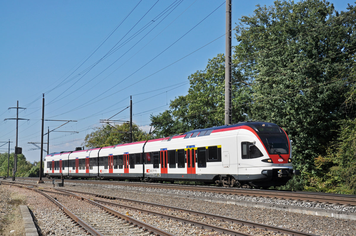 RABe 521 015, auf der S1, hat den Bahnhof Kaiseraugst verlassen und fährt Richtung Augarten. Die Aufnahme stammt vom 25.09.2018.