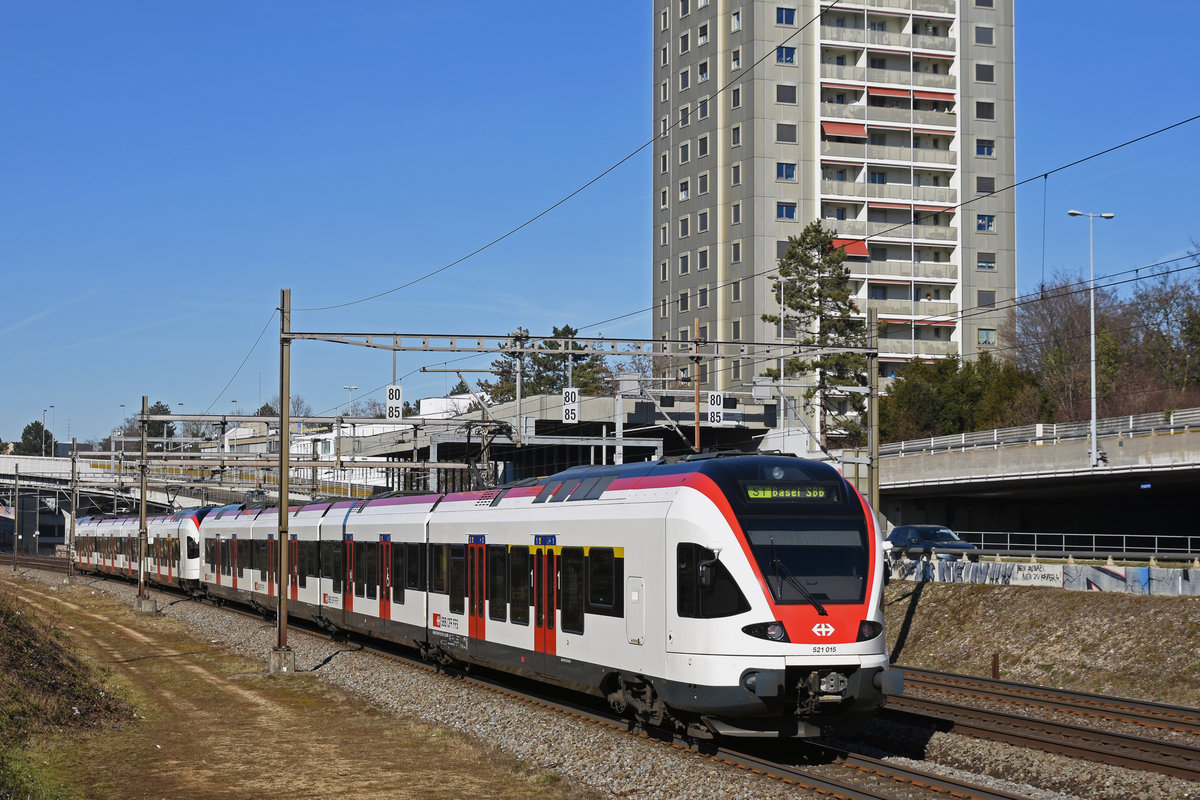 RABe 521 015, auf der S1, fährt Richtung Bahnhof SBB. Die Aufnahme stammt vom 17.02.2019.