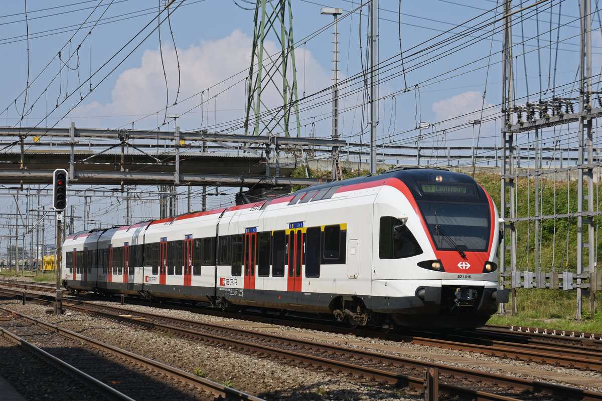 RABe 521 015, auf der S1, fährt beim Bahnhof Muttenz ein. Die Aufnahme stammt vom 29.08.2019.