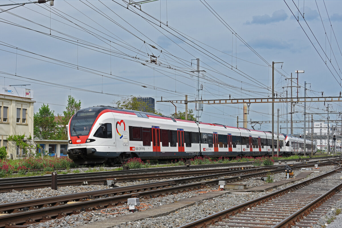 RABe 521 015, auf der S1, verlässt am 10.05.2022 den Bahnhof Pratteln.