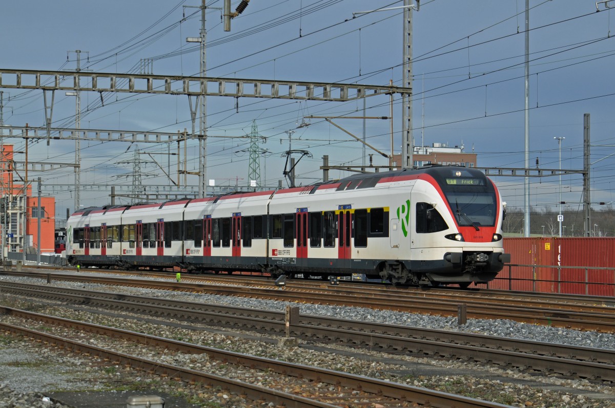RABe 521 015 auf der S1 verlässt den Bahnhof Muttenz. Die Aufnahme stammt vom 31.01.2015.
