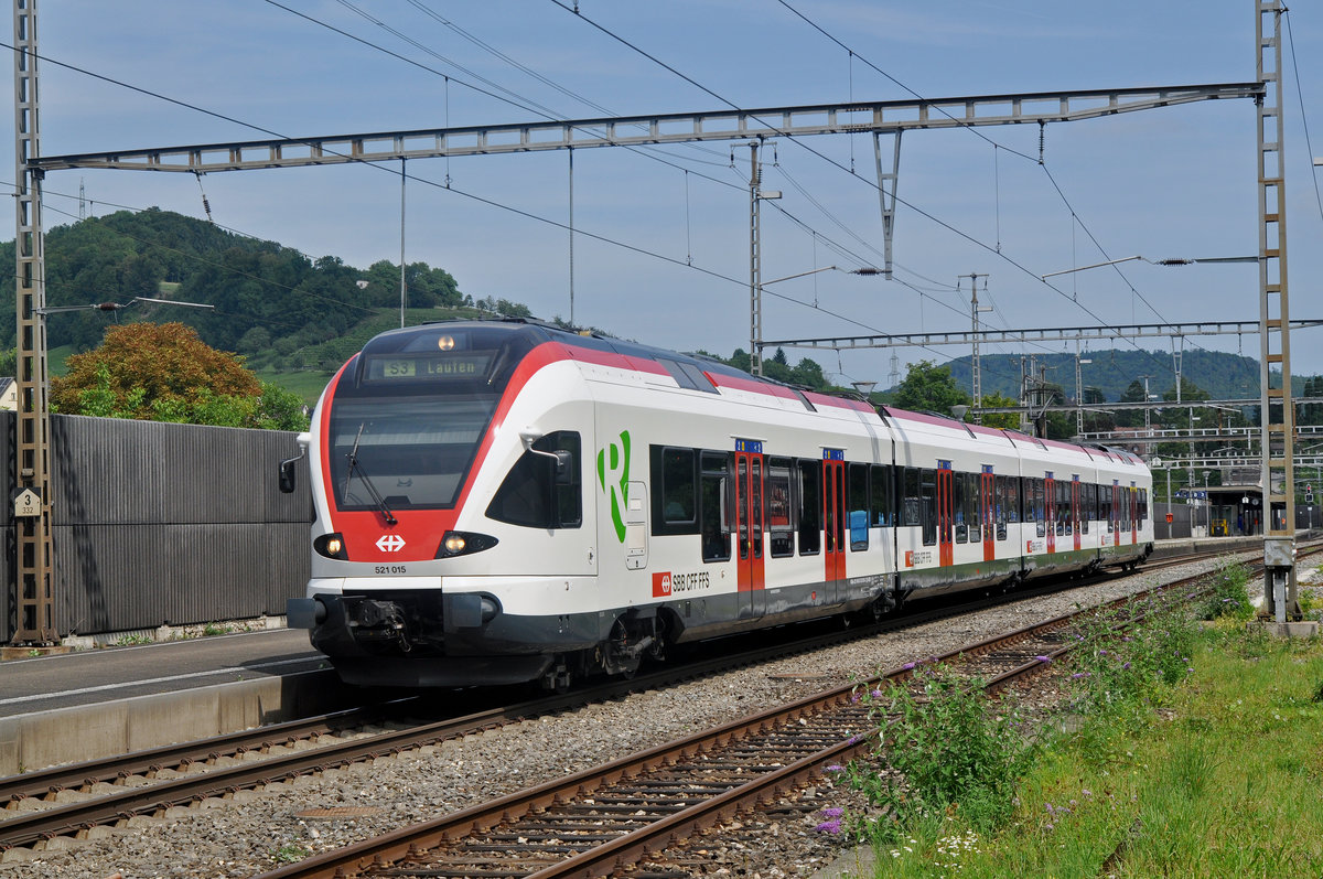 RABe 521 015, auf der S3, verlässt den Bahnhof Gelterkinden. Die Aufnahme stammt vom 16.08.2017.
