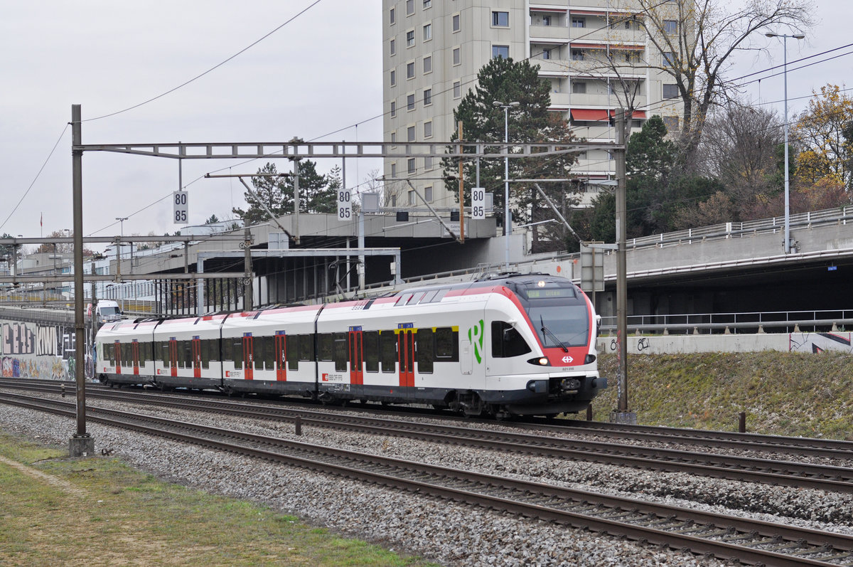 RABe 521 015, auf der S3, fährt Richtung Bahnhof Muttenz. Die Aufnahme stammt vom 20.11.2017.