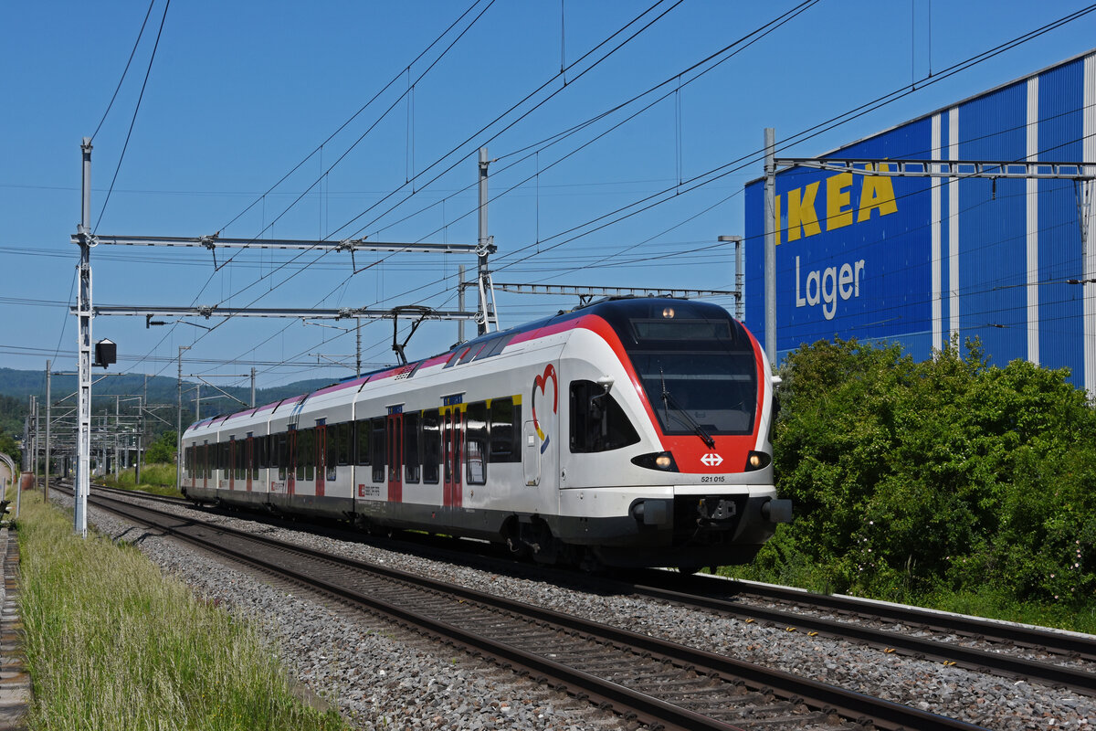 RABe 521 015, auf der S3, fährt Richtung Bahnhof Itingen. Die Aufnahme stammt vom 01.06.2021.