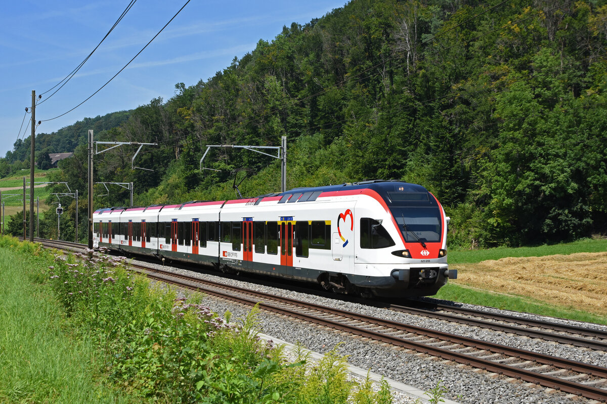 RABe 521 015, auf der S3, fährt Richtung Bahnhof Tecknau. Die Aufnahme stammt vom 12.08.2021.