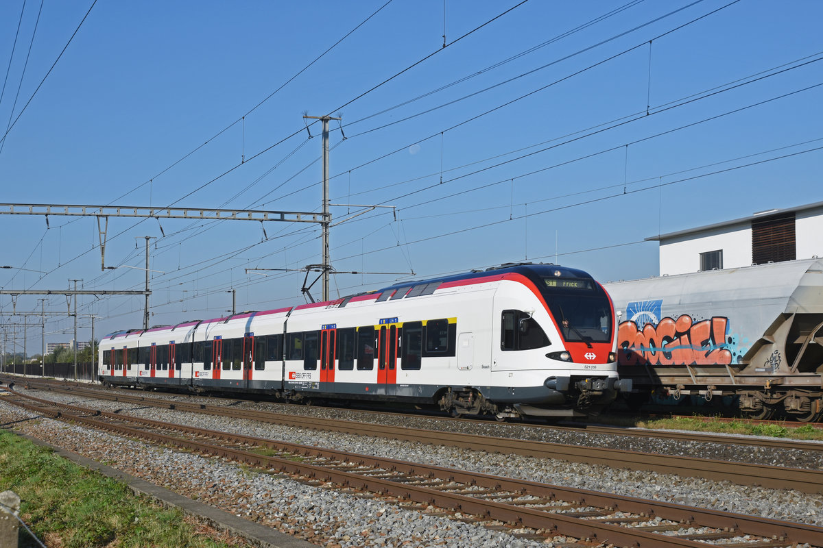 RABe 521 016, auf der S1, fährt beim Bahnhof Rheinfelden ein. Die Aufnahme stammt vom 28.09.2018.