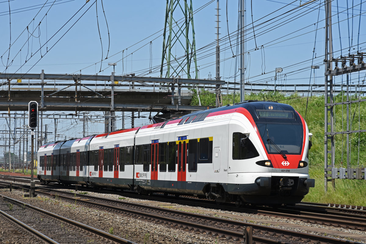 RABe 521 016, auf der S1, fährt beim Bahnhof Muttenz ein. Die Aufnahme stammt vom 04.06.2019.