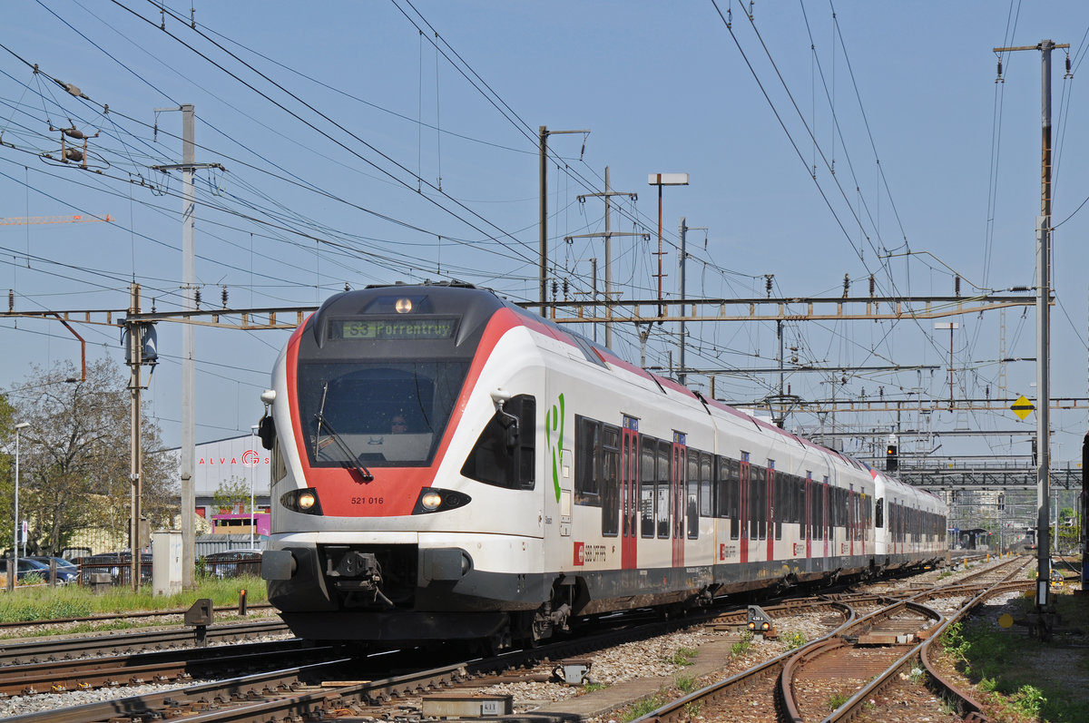 RABe 521 016, auf der S3, verlässt den Bahnhof Pratteln. Die Aufnahme stammt vom 24.04.2017.
