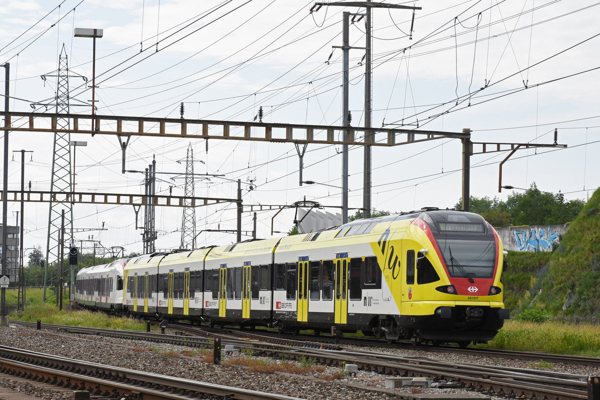 RABe 521 017, auf der S1, verlässt den Bahnhof Pratteln Richtung Bahnhof Muttenz. Die Aufnahme stammt vom 31.05.2018.