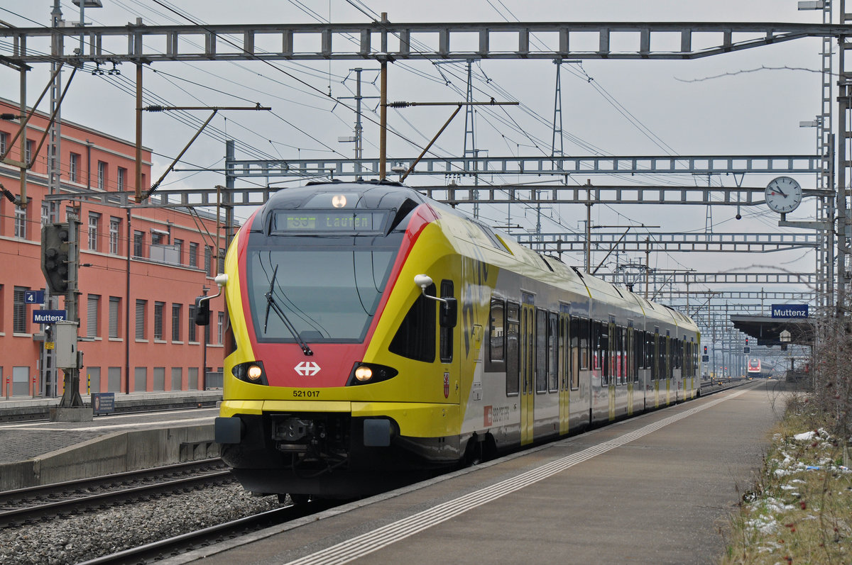 RABe 521 017 auf der S3, mit der Werbung für die Fachhochschule Muttenz, verlässt den Bahnhof Muttenz. Die Aufnahme stammt vom 20.03.2018.
