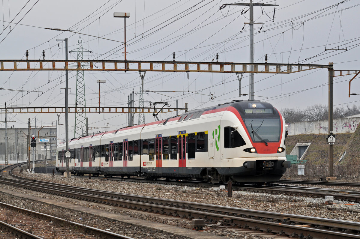 RABe 521 017, auf der S3, fährt zum Bahnhof Pratteln. Die Aufnahme stammt vom 07.02.2017.
