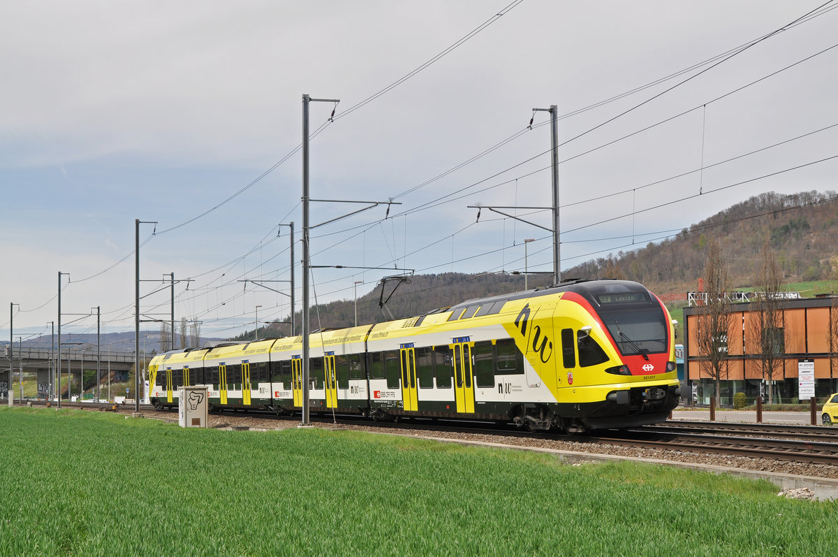 RABe 521 017, mit der Werbung für die Fachhochschule Muttenz, fährt zum Bahnhof Ittlingen. Die Aufnahme stammt vom 14.04.2018.