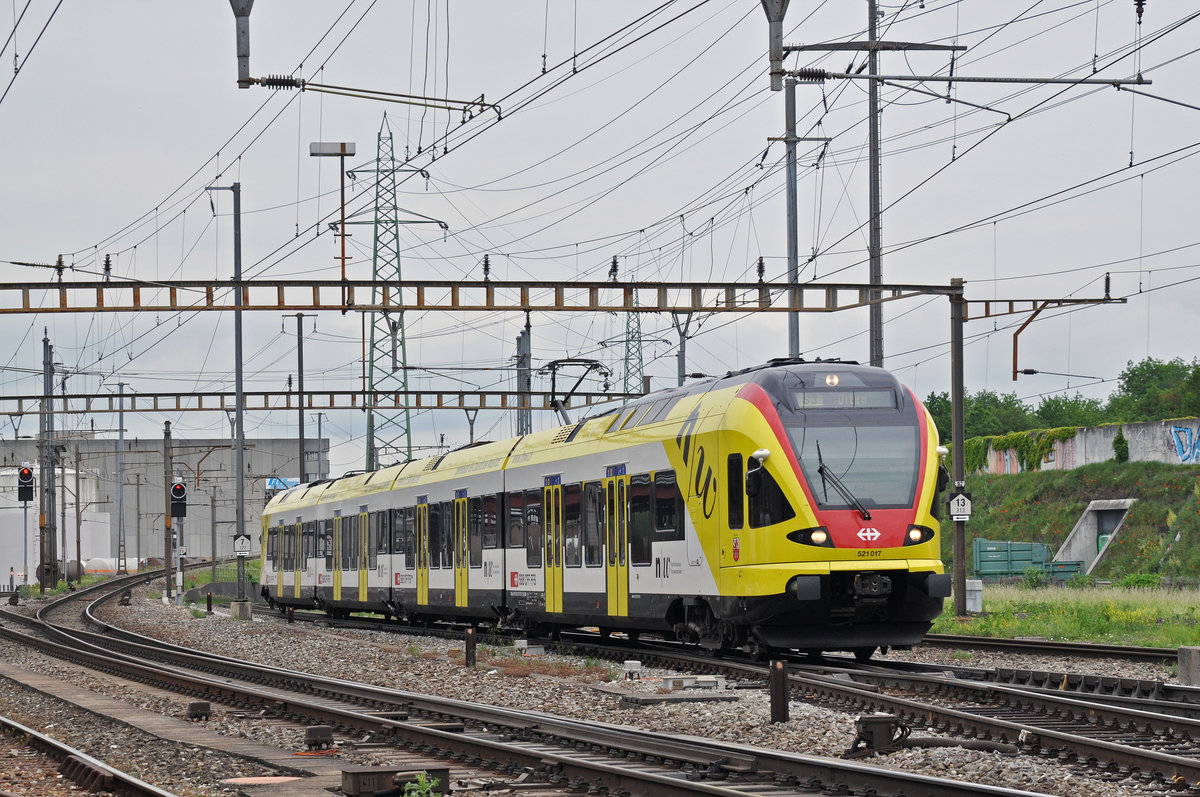RABe 521 017, mit der Werbung für die Fachhochschule Muttenz, auf der S3, fährt zum Bahnhof Pratteln. Die Aufnahme Stammt vom 23.05.2018.
