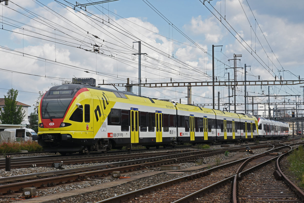 RABe 521 017 mit der Werbung für die Fachhochschule Muttenz, auf der S3, fährt zum Bahnhof Pratteln. Die Aufnahme stammt vom 04.09.2018.