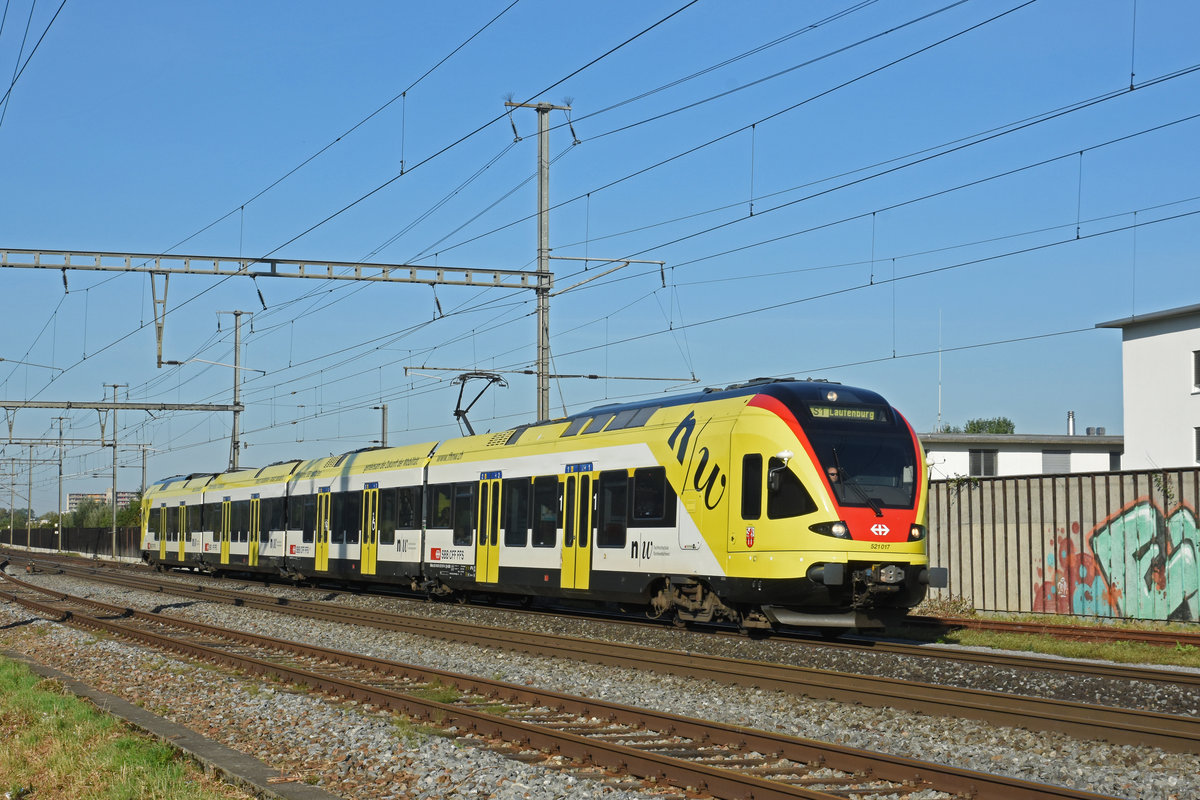 RABe 521 017 mit der Werbung für die Fachhochschule Muttenz, auf der S1, fährt beim Bahnhof Rheinfelden ein. Die Aufnahme stammt vom 11.09.2018.