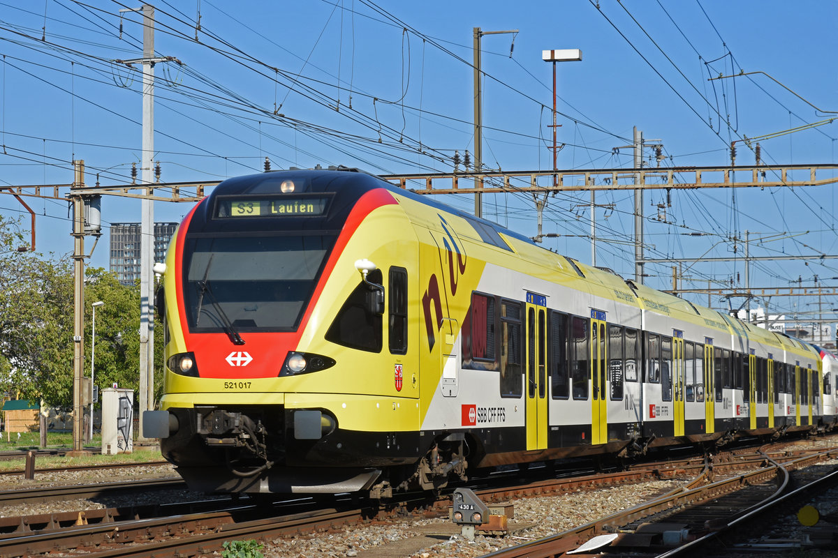 RABe 521 017 mit der Werbung für die Fachhochschule Muttenz, auf der S3, verlässt den Bahnhof Pratteln. Die Aufnahme stammt vom 17.09.2018.
