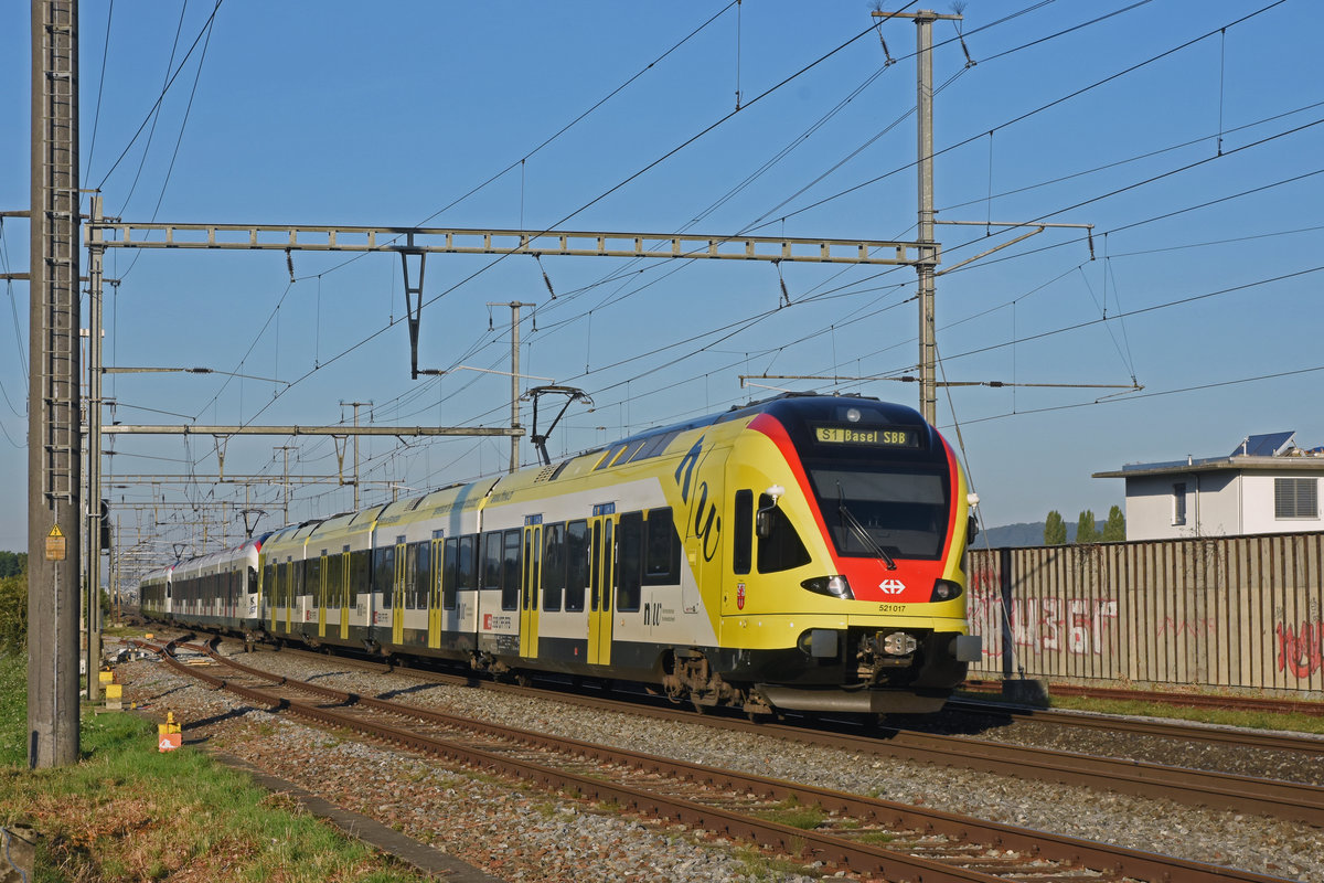 RABe 521 017 mit der Werbung für die Fachhochschule Muttenz, auf der S1, verlässt den Bahnhof Rheinfelden. Die Aufnahme stammt vom 11.09.2018.