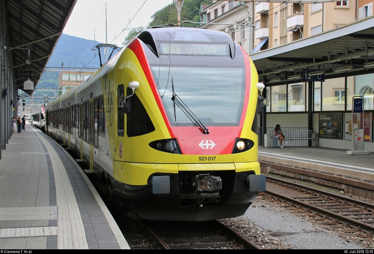 RABe 521 017 mit Werbung für die Fachhochschule Nordwestschweiz und RABe 521 ??? (Stadler FLIRT) der Regio-S-Bahn Basel (SBB) als S3 nach Tecknau (CH) stehen in ihrem Startbahnhof Olten (CH) auf Gleis 11.
[10.7.2018 | 13:15 Uhr]