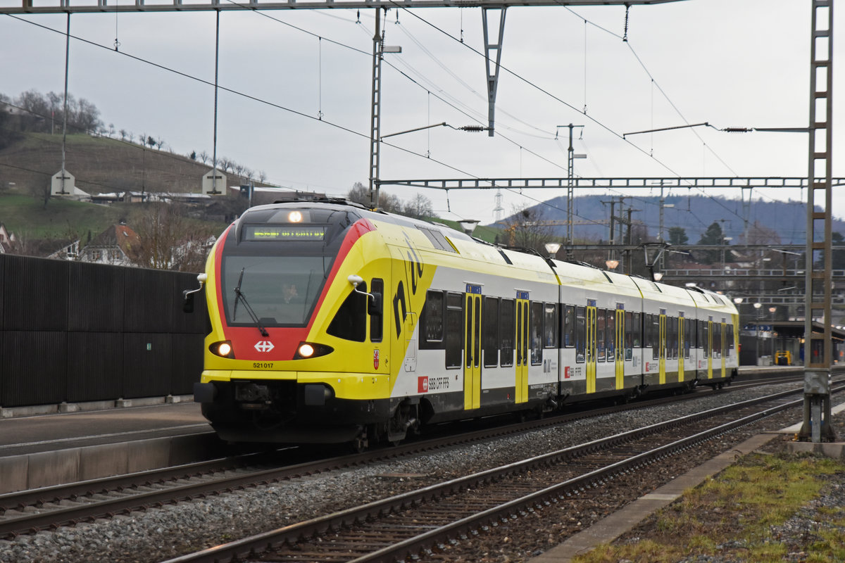 RABe 521 017 mit der Werbung für die Fachhochschule Muttenz, auf der S3, verlässt den Bahnhof Gelterkinden. Die Aufnahme stammt vom 17.01.2019.