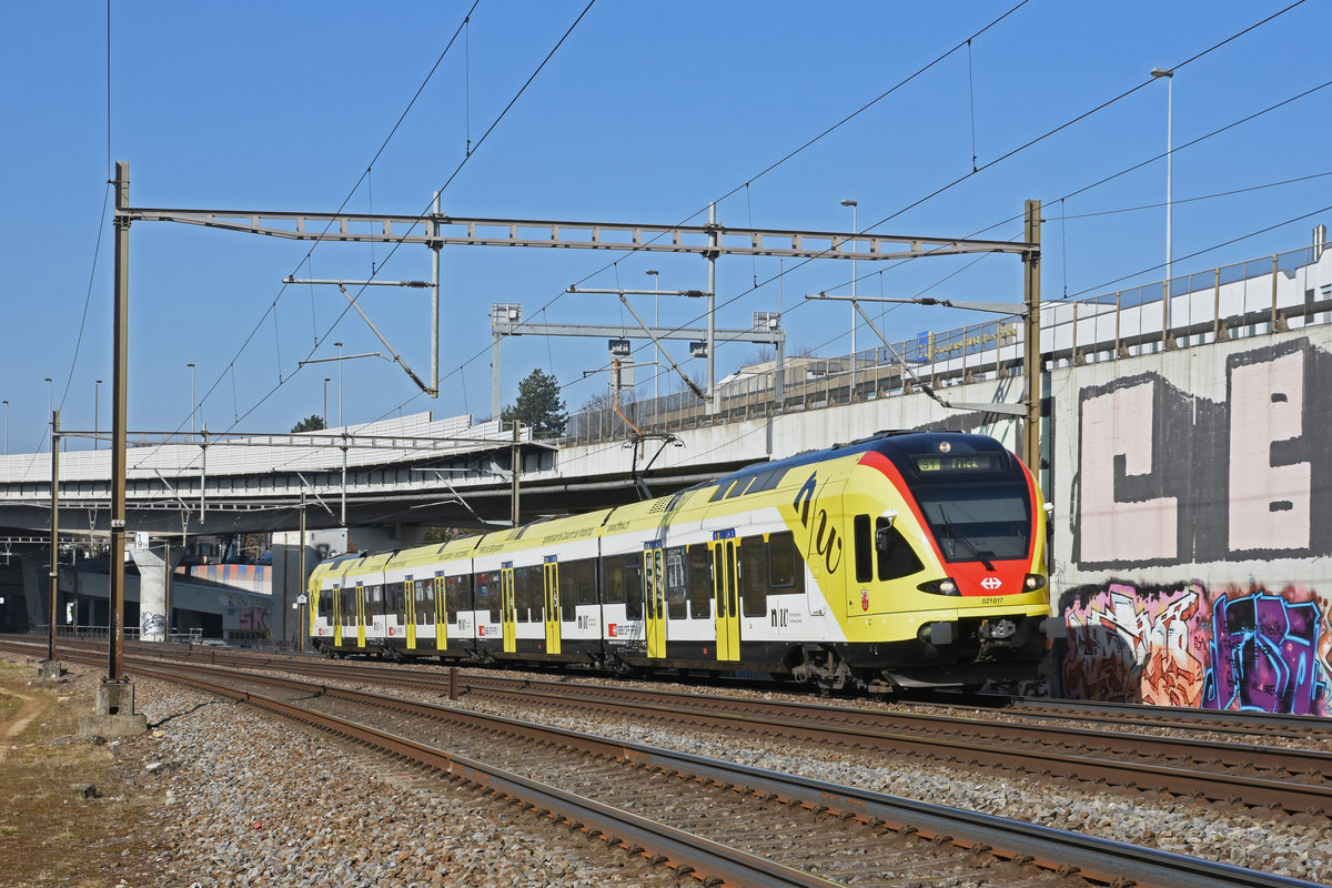 RABe 521 017 mit der Werbung für die Fachhochschule Muttenz, auf der S1, fährt Richtung Bahnhof Muttenz. Die Aufnahme stammt vom 21.02.2019.
