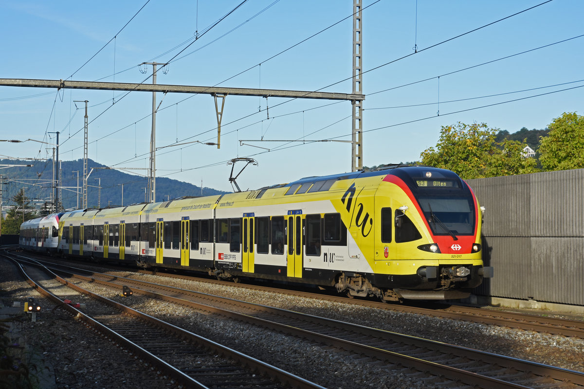 RABe 521 017 mit der Werbung für die Fachhochschule Muttenz, auf der S3, fährt beim Bahnhof Gelterkinden ein. Die Aufnahme stammt vom 17.09.2019.
