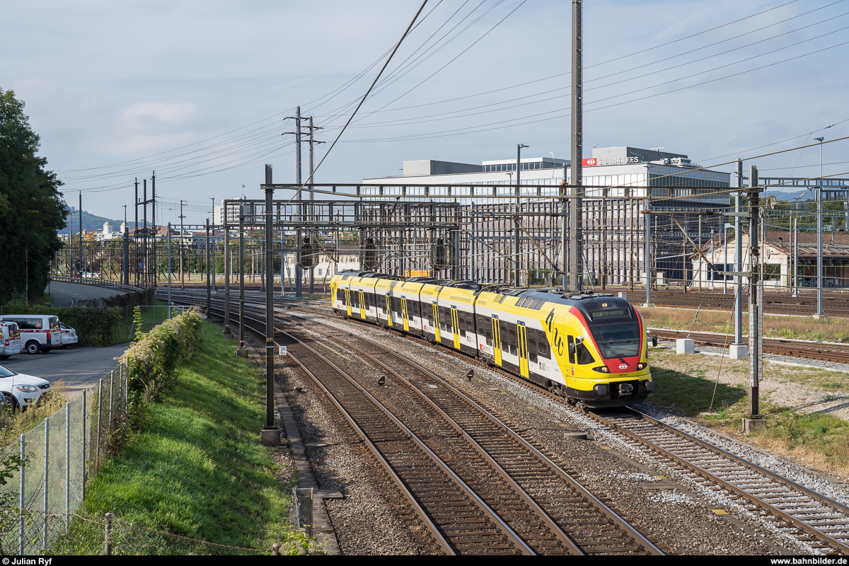 RABe 521 017 mit Werbung für die Fachhochschule Nordwestschweiz verlässt am 14. September 2019 als S3 nach Porrentruy vor der Kulisse der BZ Mitte den Bahnhof Olten.