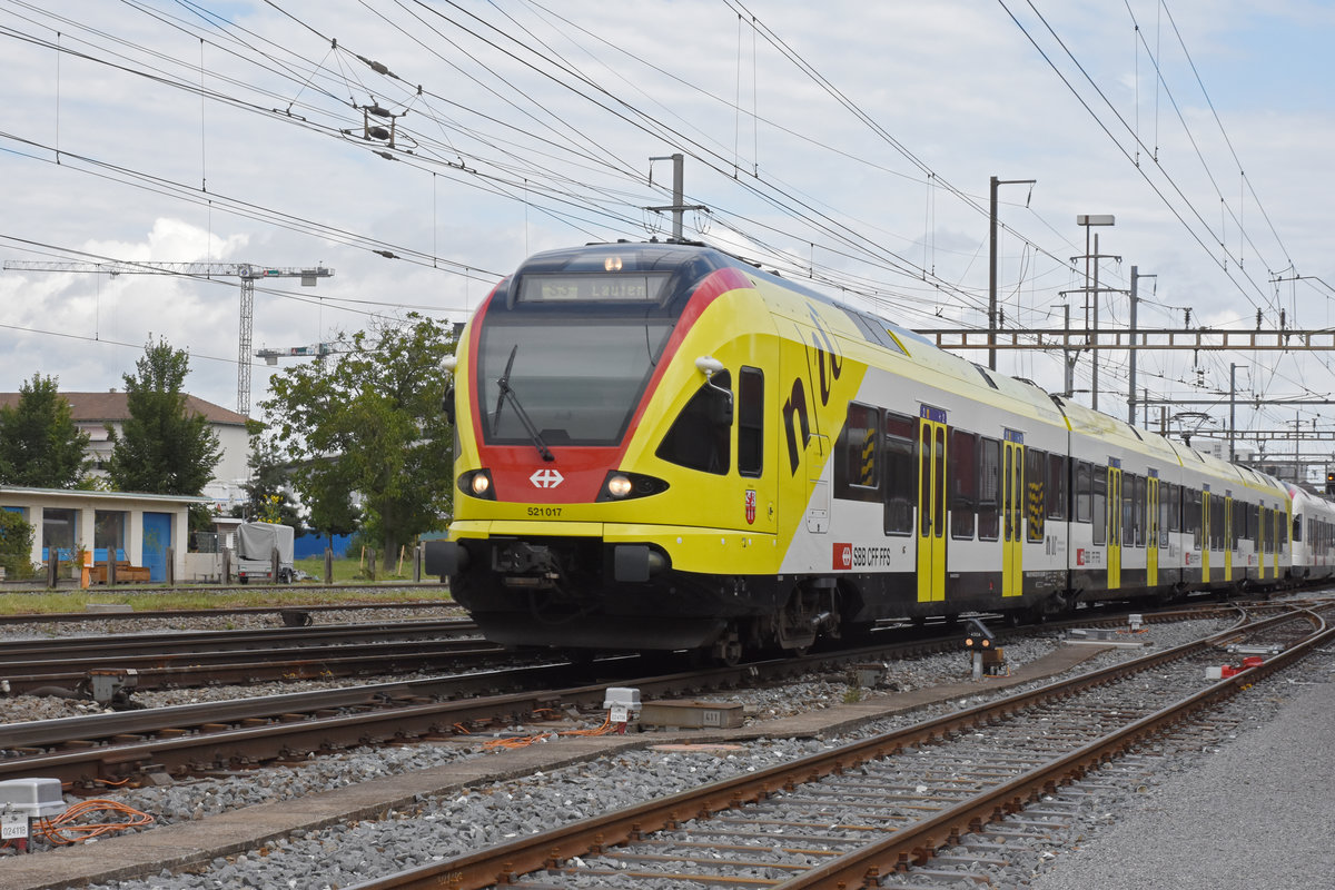 RABe 521 017 mit der Werbung für die Fachhochschule Muttenz, auf der S3, verlässt den Bahnhof Pratteln. Die Aufnahme stammt vom 05.09.2019.