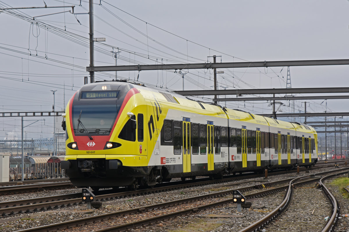 RABe 521 017 mit der Werbung für die Fachhochschule Muttenz, auf der S1, fährt beim Bahnhof Muttenz ein. Die Aufnahme stammt vom 12.01.2020.