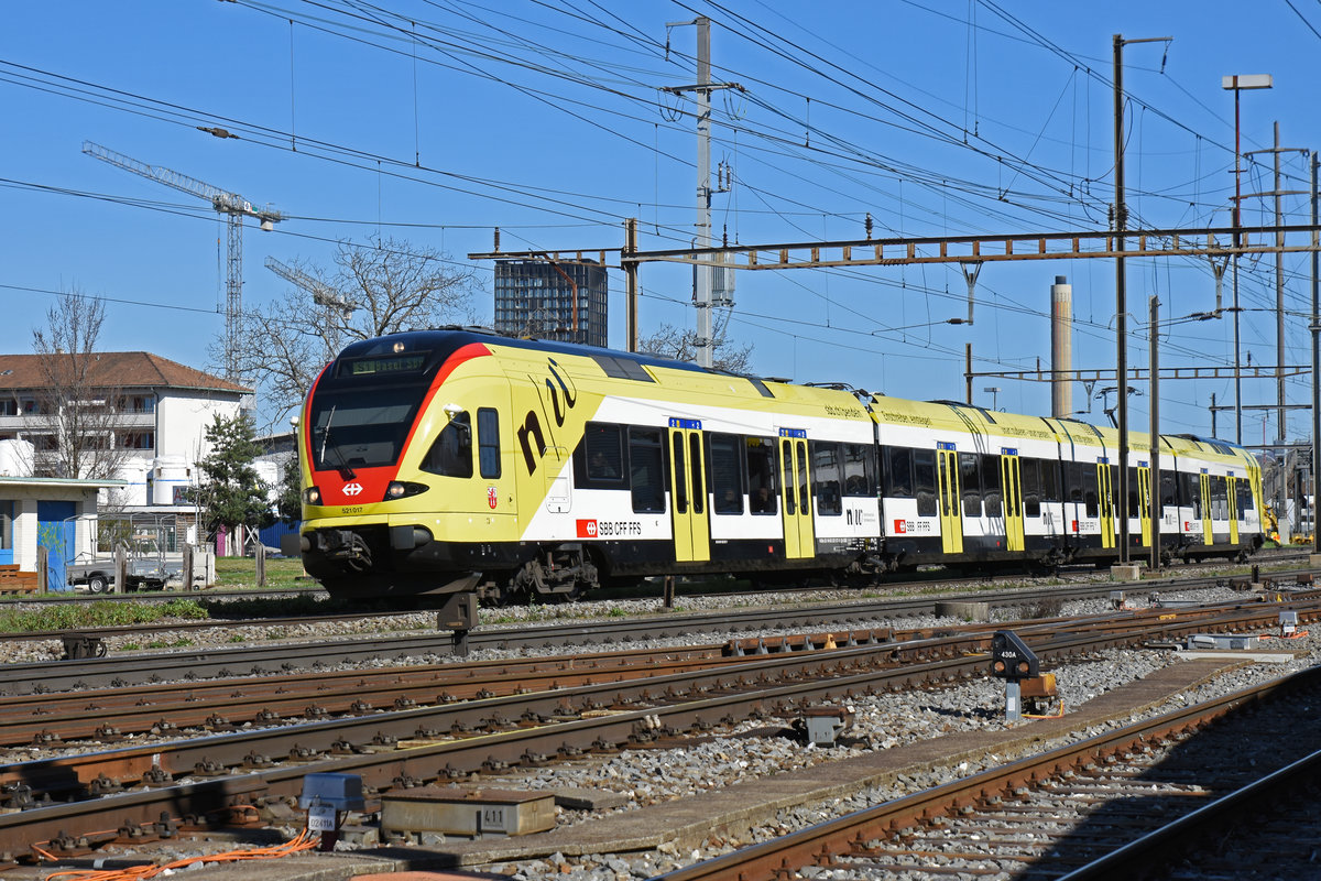 RABe 521 017 mit der Werbung für die Fachhochschule Muttenz, auf der S1, verlässt den Bahnhof Pratteln. Die Aufnahme stammt vom 13.03.2020.