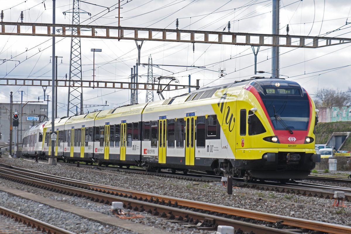 RABe 521 017 mit der Werbung für die Fachhochschule Muttenz, auf der S3, fährt zum Bahnhof Pratteln. Die Aufnahme stammt vom 03.03.2020.