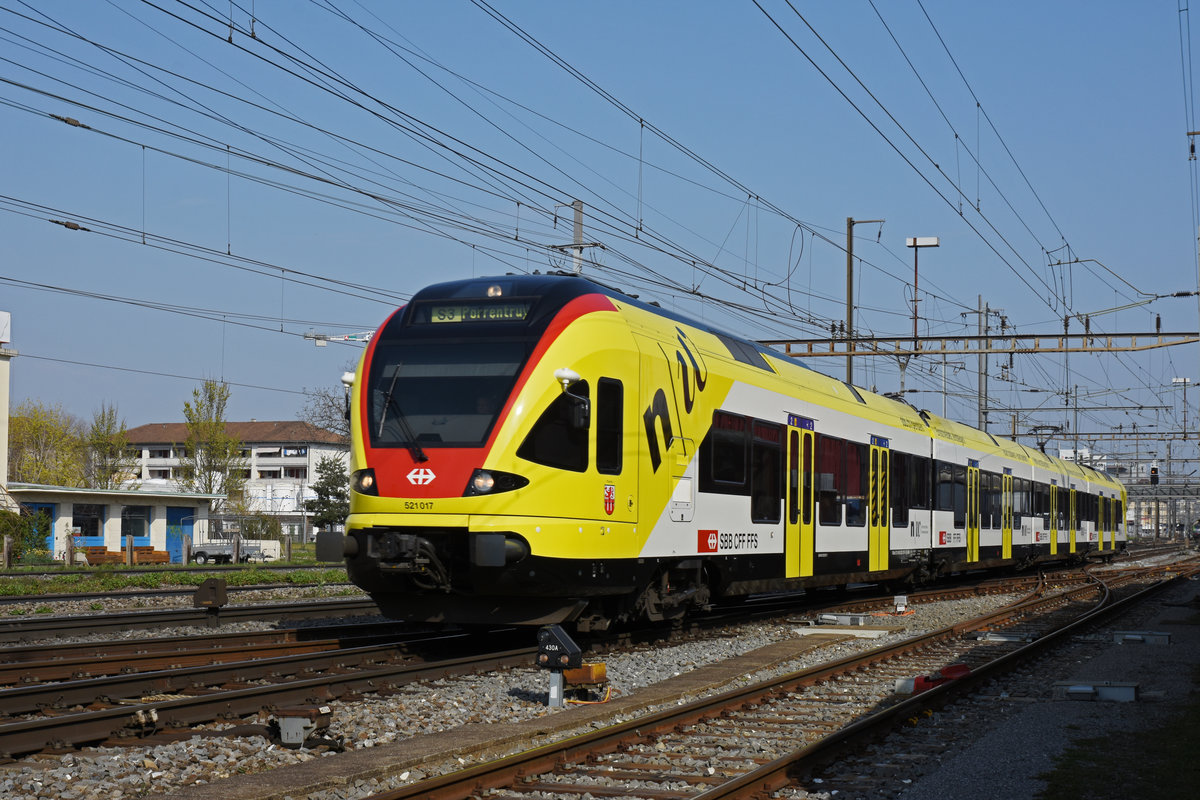 RABe 521 017 mit der Werbung für die Fachhochschule Muttenz, auf der S3, verlässt den Bahnhof Pratteln. Die Aufnahme stammt vom 28.03.2020.