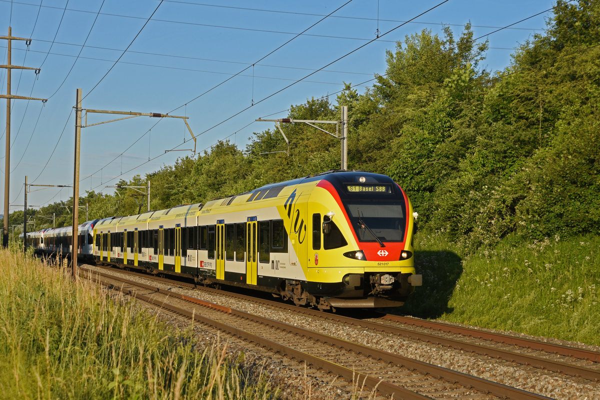 RABe 521 017 mit der Werbung für die Fachhochschule Muttenz, auf der S1, fährt Richtung Bahnhof Kaiseraugst. Die Aufnahme stammt vom 12.06.2020.