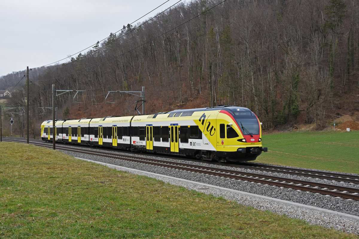 RABe 521 017 mit der Werbung für die Fachhochschule Muttenz, auf der S3, fährt Richtung Bahnhof Tecknau. Die Aufnahme stammt vom 26.02.2021.