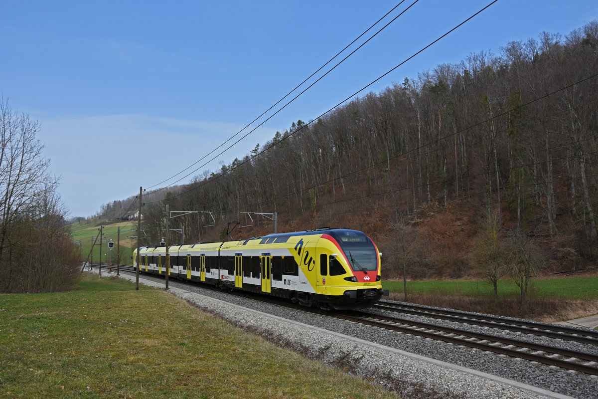 RABe 521 017 mit der Werbung für die Fachhochschule Muttenz, auf der S3, fährt Richtung Bahnhof Gelterkinden. Die Aufnahme stammt vom 26.02.2021.