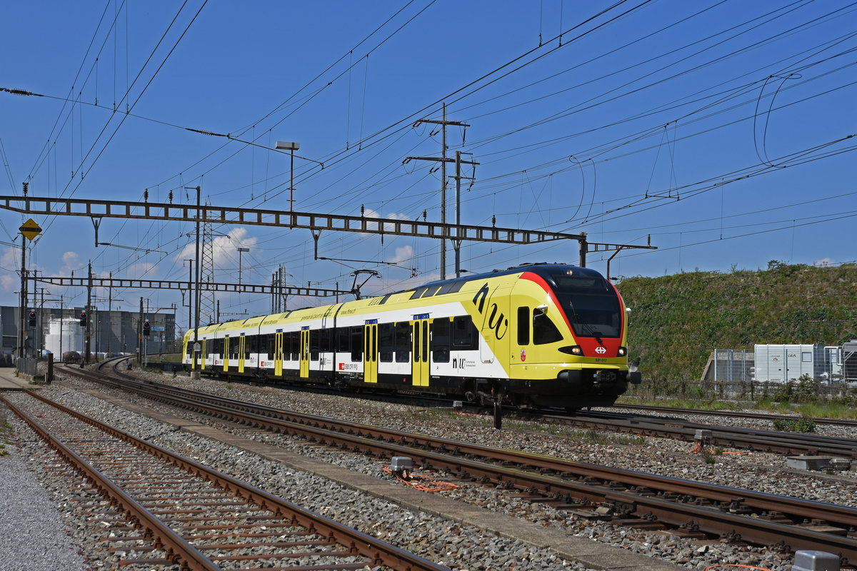 RABe 521 017 mit der Werbung für die Fachhochschule Muttenz, auf der S3, fährt zum Bahnhof Pratteln. Die Aufnahmestammt vom 21.04.2021.