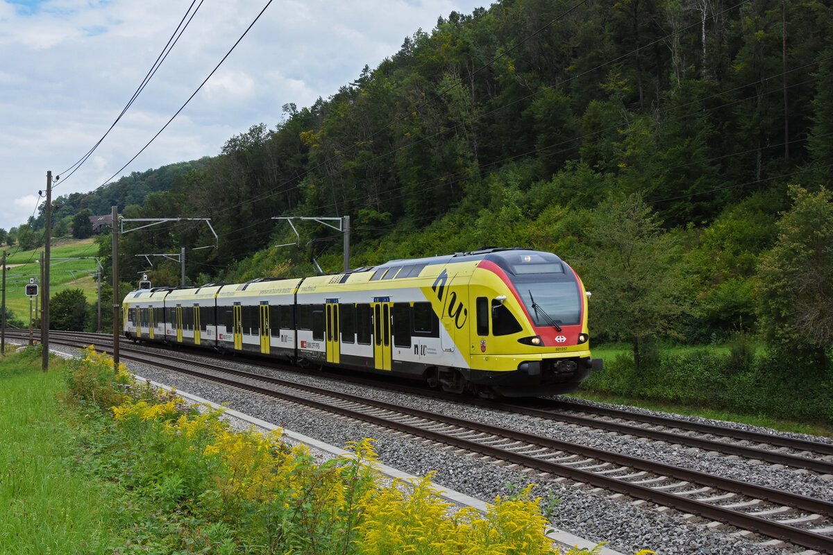 RABe 521 017 mit der Werbung für die Fachhochschule Muttenz, auf der S3,fährt Richtung Bahnhof Tecknau. Die Aufnahme stammt vom 28.08.2021.