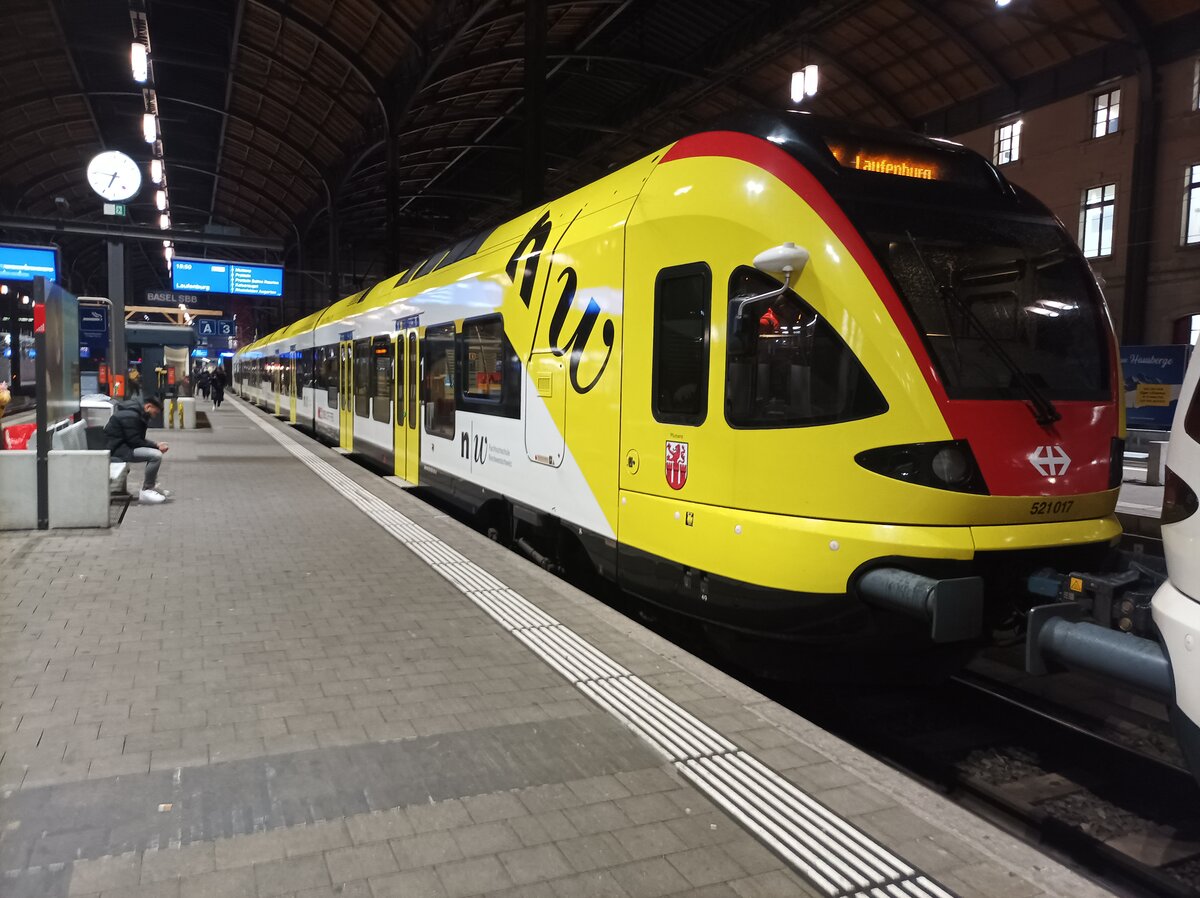 RABe 521 017 mit Werbung für die Fachhochschule Nordwestschweiz in Muttenz als S 1 nach Laufenburg am 02.02.2022 in Basel SBB ( gekuppelt mit 523 047 )