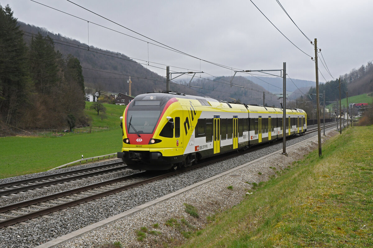 RABe 521 017 mit der Werbung für die Fachhochschule Muttenz, auf der S3, fährt am 04.03.2024 Richtung Bahnhof Gelterkinden.
