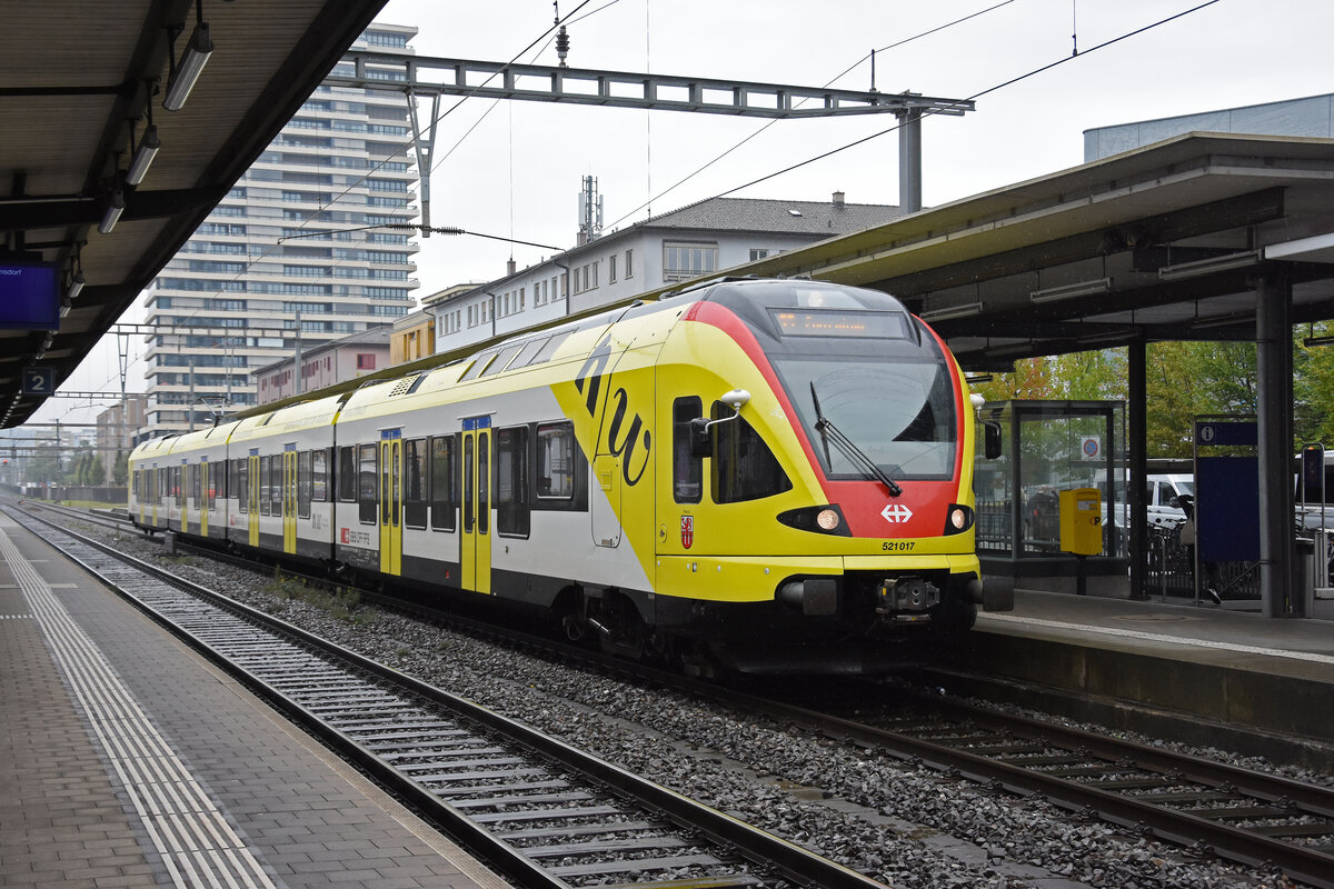 RABe 521 017 mit der Werbung für die Fachhochschule Muttenz, auf der S3, wartet am 23.09.2024 beim Bahnhof Pratteln.