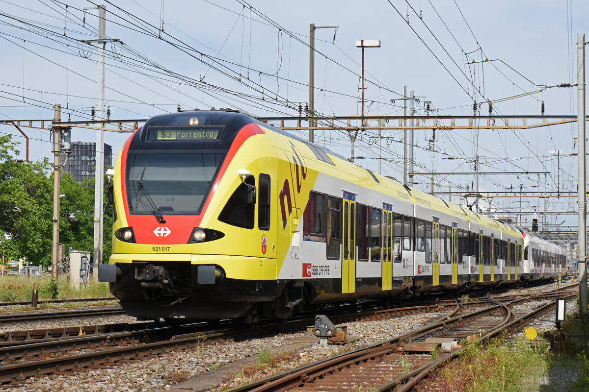 RABe 521 017it einer Werbung für die Fachhochschule Muttenz, auf der S3, verlässt den Bahnhof Pratteln Richtung Bahnhof Muttenz. Die Aufnahme stammt vom 28.05.2018.