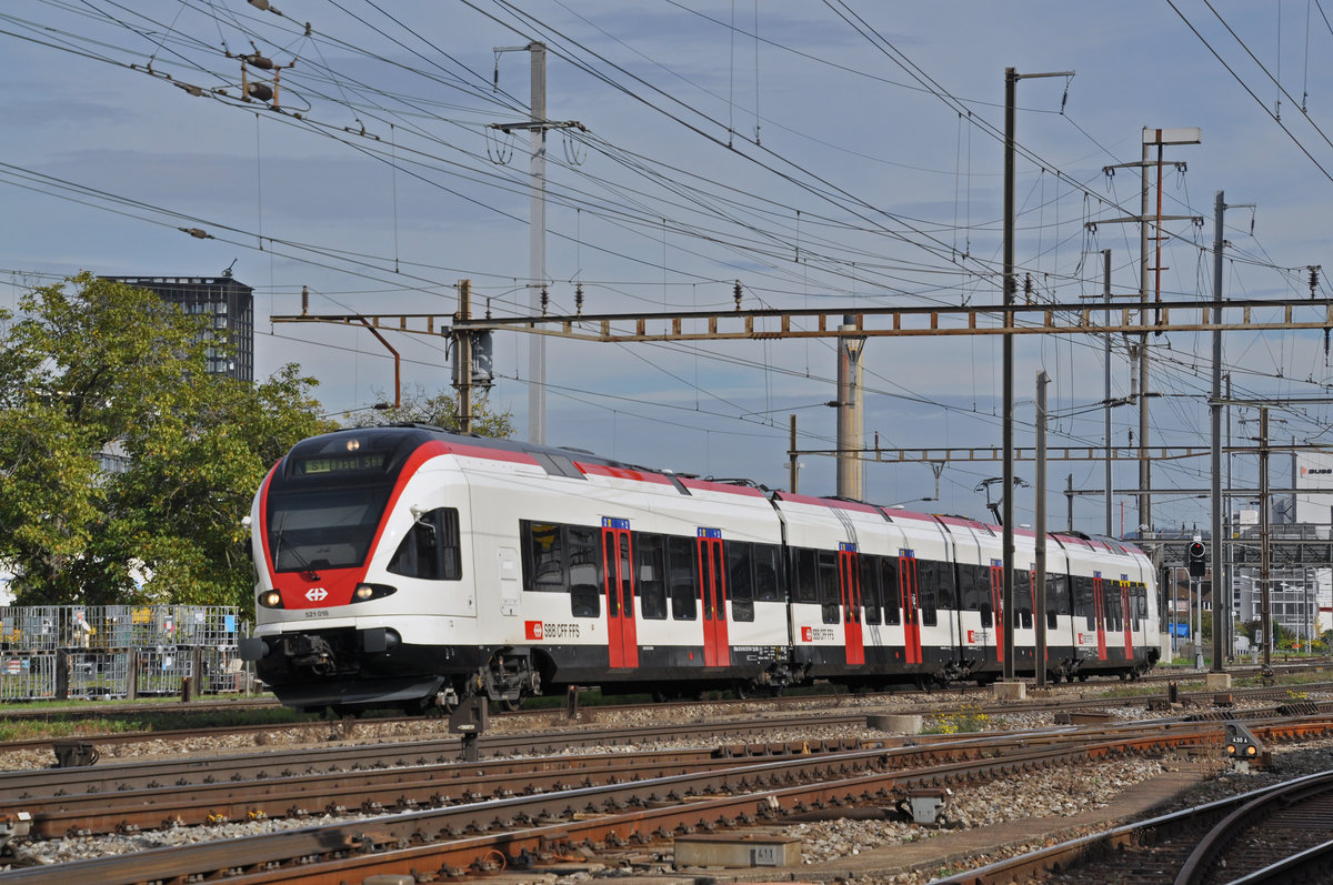 RABe 521 018, auf der S1, verlässt den Bahnhof Pratteln. Die Aufnahme stammt vom 10.10.2017.