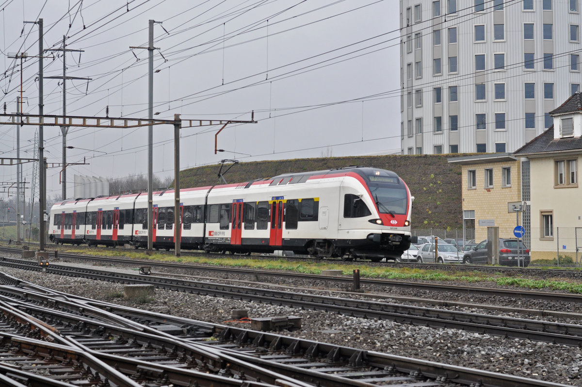 RABe 521 018, auf der S1, fährt zum Bahnhof Pratteln. Die Aufnahme stammt vom 20.12.2017.
