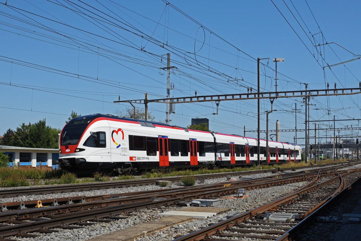 RABe 521 018, auf der S1, verlässt den Bahnhof Pratteln. Die Aufnahme stammt vom 21.08.2020.