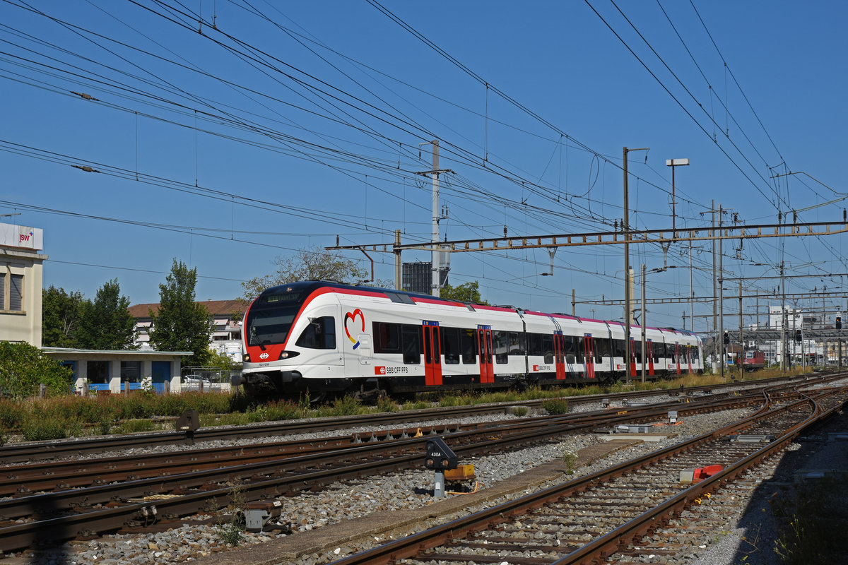 RABe 521 018, auf der S1, verlässt den Bahnhof Pratteln. Die Aufnahme stammt vom 21.08.2020.