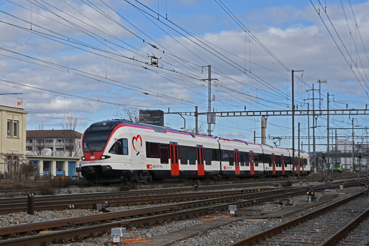 RABe 521 018, auf der S1, verlässt den Bahnhof Pratteln. Die Aufnahme stammt vom 17.02.2021.