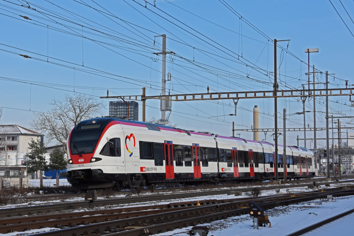 RABe 521 018, auf der S1, verlässt den Bahnhof Pratteln. Die Aufnahme stammt vom 12.02.2021.