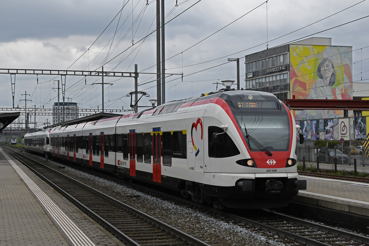 RABe 521 018, auf der S1, wartet am 22.04.2024 beim Bahnhof Pratteln.
